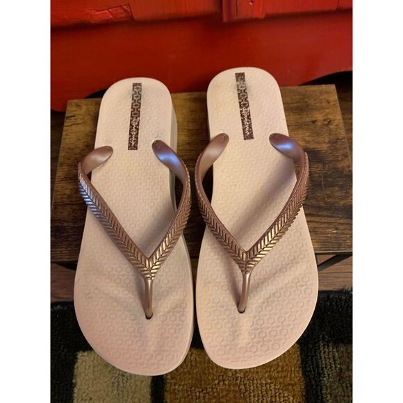 Ipanema Size 10 Rose Gold 1.5" Wedge Flip Flop Sandals Metallic Summer Shoes EUC - Picture 4 of 6